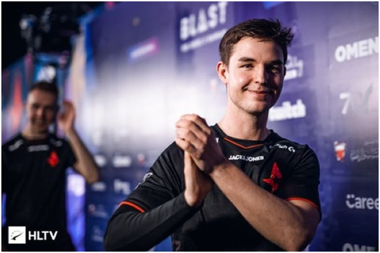 中国电竞战队与C罗足球队的跨界合作探索